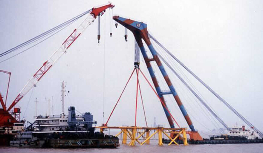 胜利新一号海洋钻井平台导管架吊装